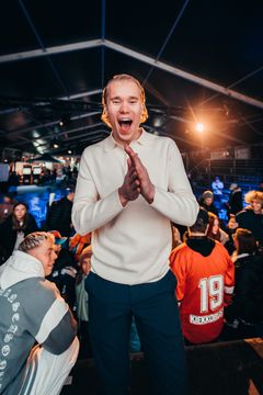 Tubettaja Jaakko Parkkali juontaa nuorten järjestämän MoodFestin. Kuva: Speakersforum