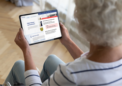Ikääntynyt käyttää tiedon etsinnässä apunaan virtuaalisista asiakasavustajaa Päijät-Hämeen verkkosivustolla.