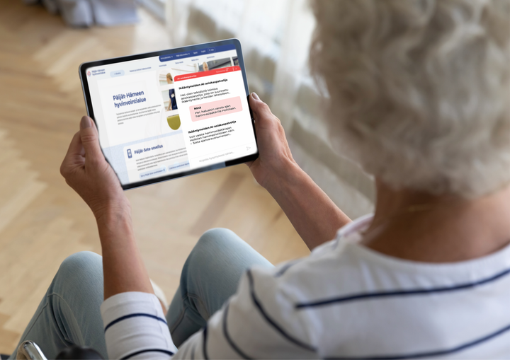Ikääntynyt käyttää tiedon etsinnässä apunaan virtuaalisista asiakasavustajaa Päijät-Hämeen verkkosivustolla.