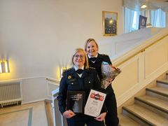 Koulutuspäällikkö Mari Ukkonen ja pelastusjohtaja Mira Leinonen vastaanottivat Päijät-Hämeen pelastuslaitoksen palkinnon.