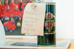Puretun rakennuksen kivijalasta löytynyt oluttölkki vuodelta 1975. Tölkkiin on sidottu lappu, jossa on tervehdys sairaalan rakentajilta.