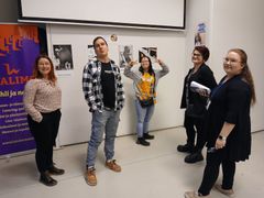 Kuvassa Hanna Klinga, Arttu Harinen, Mira Grönholm, Emilia Villberg ja Sanni Kiukkonen väkivaltaa ja sen ehkäisyä käsittelevän valokuvaprojektin äärellä.