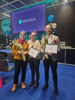 Hollolan sote-keskuksen erikoislääkärikouluttajat Terhi Sahi-Kalmari ja Heli Rosendahl sekä koulutusylilääkäri Niko Korpi olivat vastaanottamassa palkintoa.