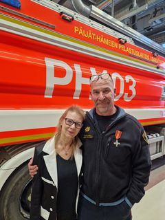 Mira Vilkman ja Juha Salonen kannustavat pitämään elvytystaitoja yllä.