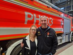 Mira Vilkman ja Juha Salonen kannustavat pitämään elvytystaitoja yllä.