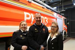 Pelastusjohtaja Mira Leinonen, palkittu Juha Salonen ja Mira Vilkman.