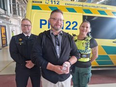 Aluepalopäällikkö Tero Kujala (vas.) ja ensihoitaja Sini Haiko (oik.) kiittelivät Ville Marjasta nopeasta ja rohkeasta toiminnasta.