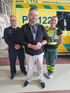 Aluepalopäällikkö Tero Kujala (vas.) ja ensihoitaja Sini Haiko (oik.) kiittelivät Ville Marjasta nopeasta ja rohkeasta toiminnasta.