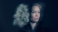Maija Hirvanen sumuisessa maisemassa, vieressä sieniä.