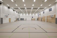 Koulun liikuntasali, jossa ääniympäristöä parantaa iskunkestävät Ecophon Super G -akustiikkalevyt