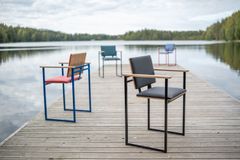Tuolit kuvattuna laiturilla.