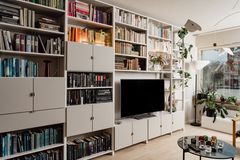 Lundia Classic, valkolakattu kirjahylly, cashmere sävyiset ovet, kirjahylly yhdistettynä tv-tasoon ja säilytykseen