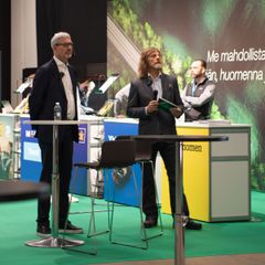 Ketjupäivien juontaja Jone Nikula ja MEKOn CEO ja president Pehr Oscarson