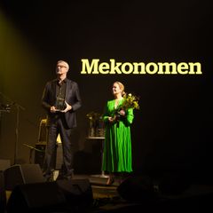 MEKO Finland Oyn toimitusjohtaja Sanna Reunanen ja MEKOn CEO ja president Pehr Oscarson jakoivat palkinnot vuoden yrittäjille.
