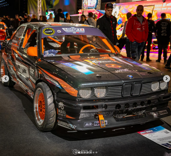 Avajaisissa voi tutustua American Car Showssa esillä olleeseen Asunmaa Motorsportin BMW 318is M50B25 Turbo drifting autoon.