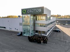 Cactoksen henkilökuntaa kuvattuna Kempeleen tuotantolaitoksen edessä. Kuva: Cactos