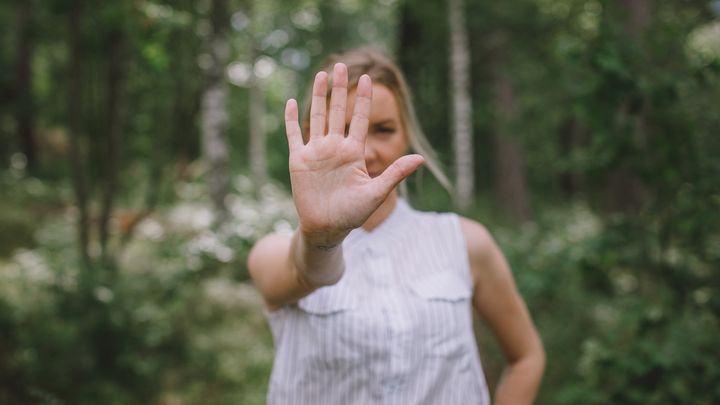 nainen käsi ylhäällä