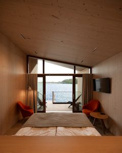 Bella Lake Resort tuo järvikokemuksen osaksi majoitusta.