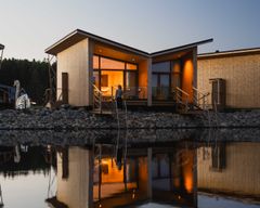 Bella Lake Resortin järvisviitit syysillassa.
