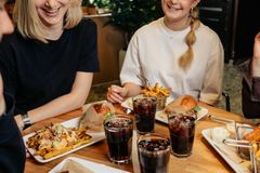 Yhteinen kiitos kotimaiselle ruoalle – yli 14 000 tuottajaa suuntaa tänään Friends & Brgrs -ravintoloihin