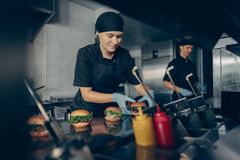 Yhteinen kiitos kotimaiselle ruoalle – yli 14 000 tuottajaa suuntaa tänään Friends & Brgrs -ravintoloihin