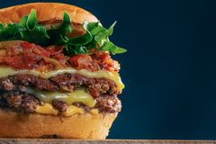 Friends & Brgrsin klassinen tupla smash-burger – mehevä pihvi, tuoreet raaka-aineet ja paikan päällä leivottu sämpylä.