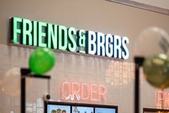 Friends & Brgrs on kotimainen hampurilaisketju, joka valmistaa käsintehdyt burgerit tuoreista suomalaisista raaka-aineista.