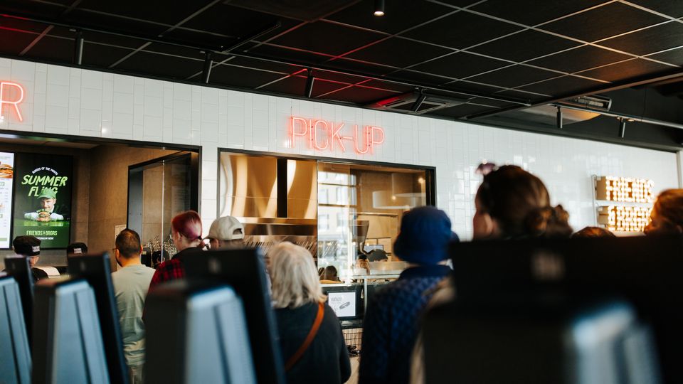 Ihmisiä jonossa Friends & Brgrs ravintolaan