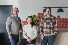 Valovirta-sähkösopimuspalvelua kehittävän EnCoHub Oy:n ydintiimiin kuuluvat toimitusjohtaja Jan Landén, markkinoinnista ja asiakaskokemuksesta vastaava Hale Okkonen sekä palvelukehityksestä vastaava Jussi Rajala.