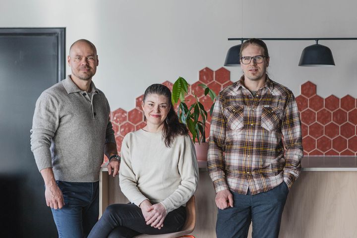 Valovirta-sähkösopimuspalvelua kehittävän EnCoHub Oy:n ydintiimiin kuuluvat toimitusjohtaja Jan Landén, markkinoinnista ja asiakaskokemuksesta vastaava Hale Okkonen sekä palvelukehityksestä vastaava Jussi Rajala.