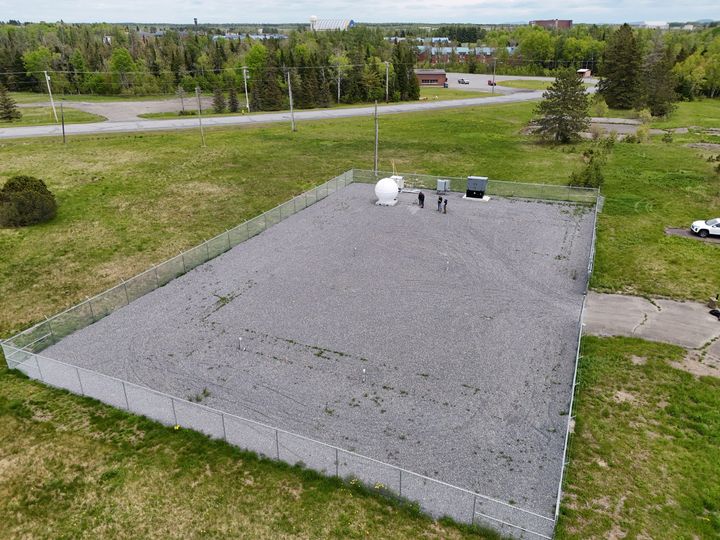 Esimerkki satelliittimaa-asemasta