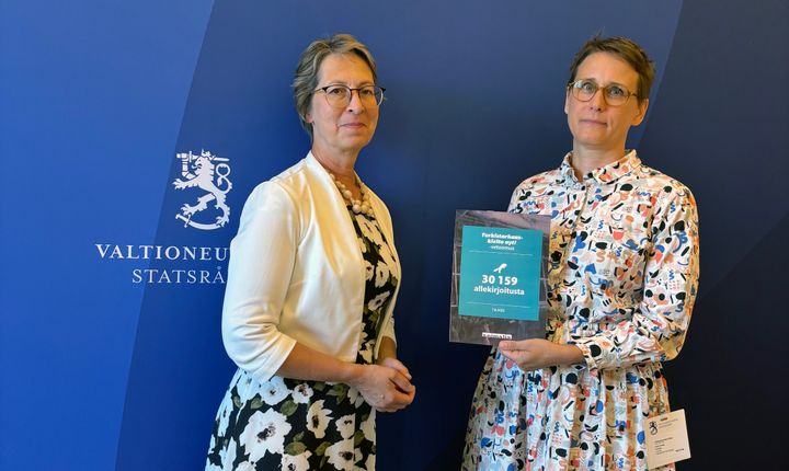 Animalian toiminnanjohtaja Heidi Kivekäs luovutti yli 30 000 allekirjoituksen vetoomuksen turkistarhauksen kieltämiseksi maa- ja metsätalousministeri Sari Essayahille.