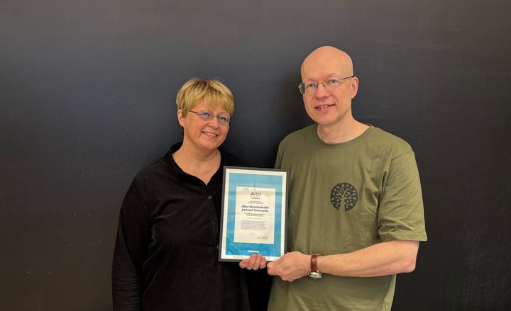 Aino Havukainen ja Sami Toivonen Pro Animalia -kunniakirjan kanssa.