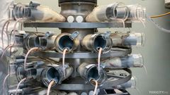 Myrkyllisen aineen hengittämistä tutkivassa kokeessa koirien ja makaki-apinoiden kasvoille kiinnitetään maski, jota ne eivät pysty poistamaan. Kokeessa koirat on kytketty paikoilleen ja kädelliset kiinnitetään liikkumisen estäviin istuimiin. Rotat laitetaan ahtaisiin muovisuppiloihin, joissa ne eivät pysty lainkaan liikkumaan.