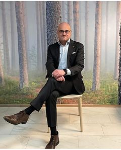 Jari Himanen, Henki-Fennian hallituksen varapuheenjohtaja. Himanen (kauppaneuvos, eMBA) omaa pitkän kokemuksen Osuuspankin johtotehtävistä ja hän toimi Suur-Savon Osuuspankin toimitusjohtajana vuoden 2023 loppuun.