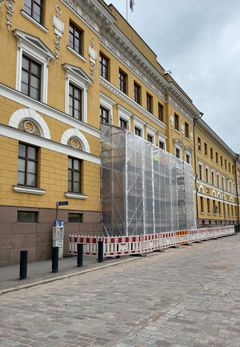 Kuva näyttää sääsuojilla peitetyn Puolustusministeriön sisäänkäynnin.
