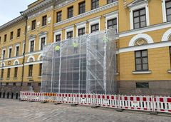 Rakennuksen sisäänkäynti suojattu sääsuojilla ja aidattu.
