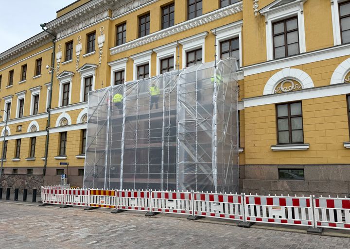 Rakennuksen sisäänkäynti suojattu sääsuojilla ja aidattu.