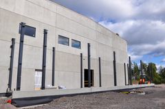 Betoninen rakentamisvaiheessa oleva hallirakennus.