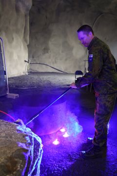 Tomi Böhm tervaa kiveä juhlallisessa tilaisuudessa.