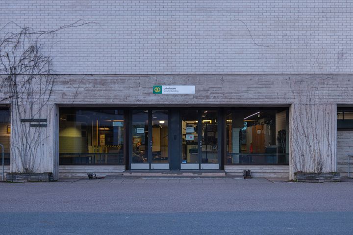 Rakennuksen julkisivu, jossa keskiössä sisäänkäynti.