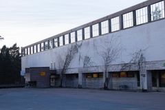 Vanha rakennus, jonka julkisivua koristavat köynnöskasvit.