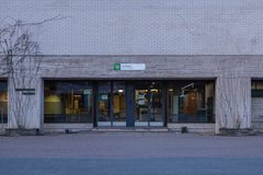 Rakennuksen julkisivu, jossa keskiössä sisäänkäynti.