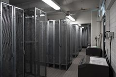 Kuva huoneesta, jossa on useita metallisia varusteiden kuivauskaappeja.