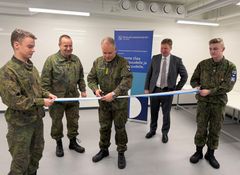 Vihkiäisten nauhanleikkaus. Nauhan leikkasivat Puolustusvoimien logistiikkalaitoksen osastopäällikkö everstiluutnantti Janne Rautakorpi, Satakunnan lennoston komentaja eversti Markus Leivo ja Puolustuskiinteistöjen toimitusjohtaja Matias Warsta.