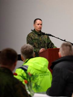 Komentaja eversti Tomi Böhm puhumassa harjannostajaisissa. Hänellä on yllään maastopuku.
