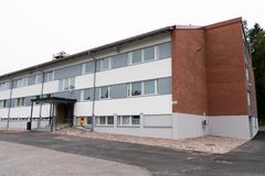 Kolmikerroksinen tiiliverhoiltu kasarmirakennus Upinniemen varuskunnassa.