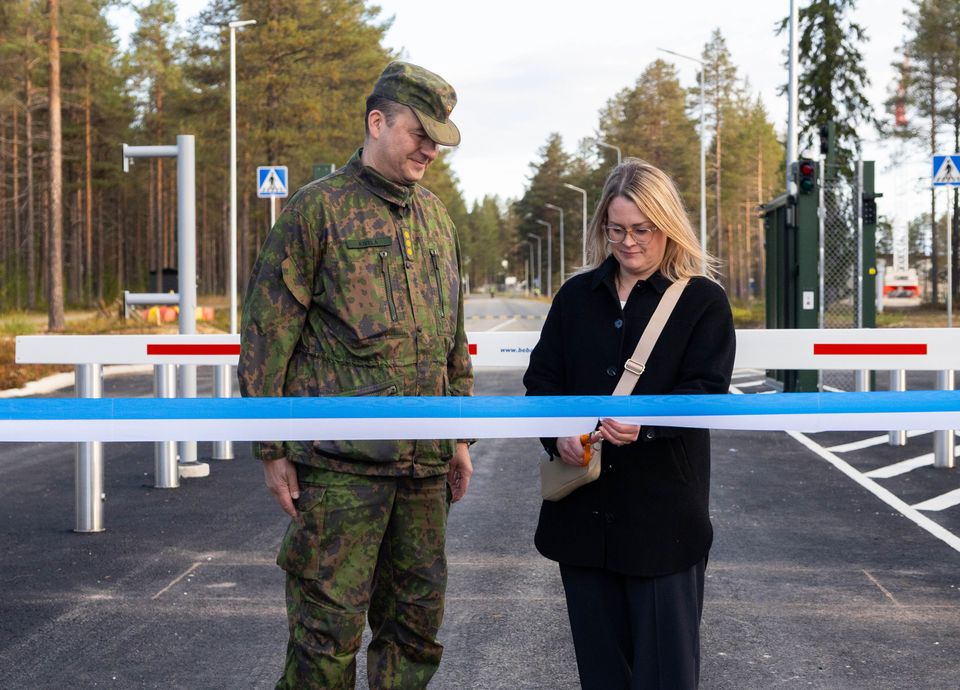 Jääkäriprikaatin komentaja, eversti Marko Kivelä (vas.) ja Puolustuskiinteistöjen asiakaspäällikkö Kati Heikka leikkasivat nauhan avajaisissa. Puolustusvoimat