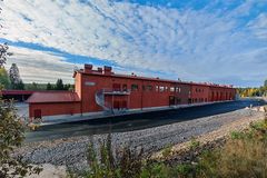 Punainen kaksikerroksinen koulutushalli