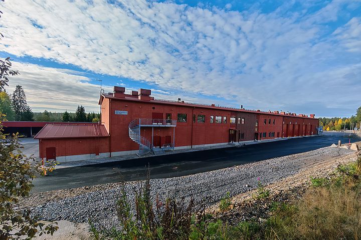 Punainen kaksikerroksinen koulutushalli